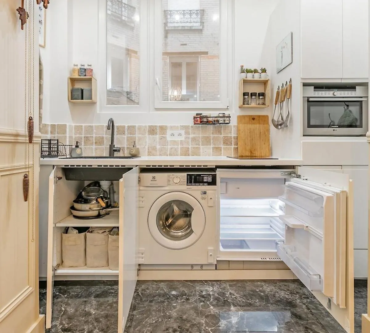 Refurbished Haussmannian Apartment París