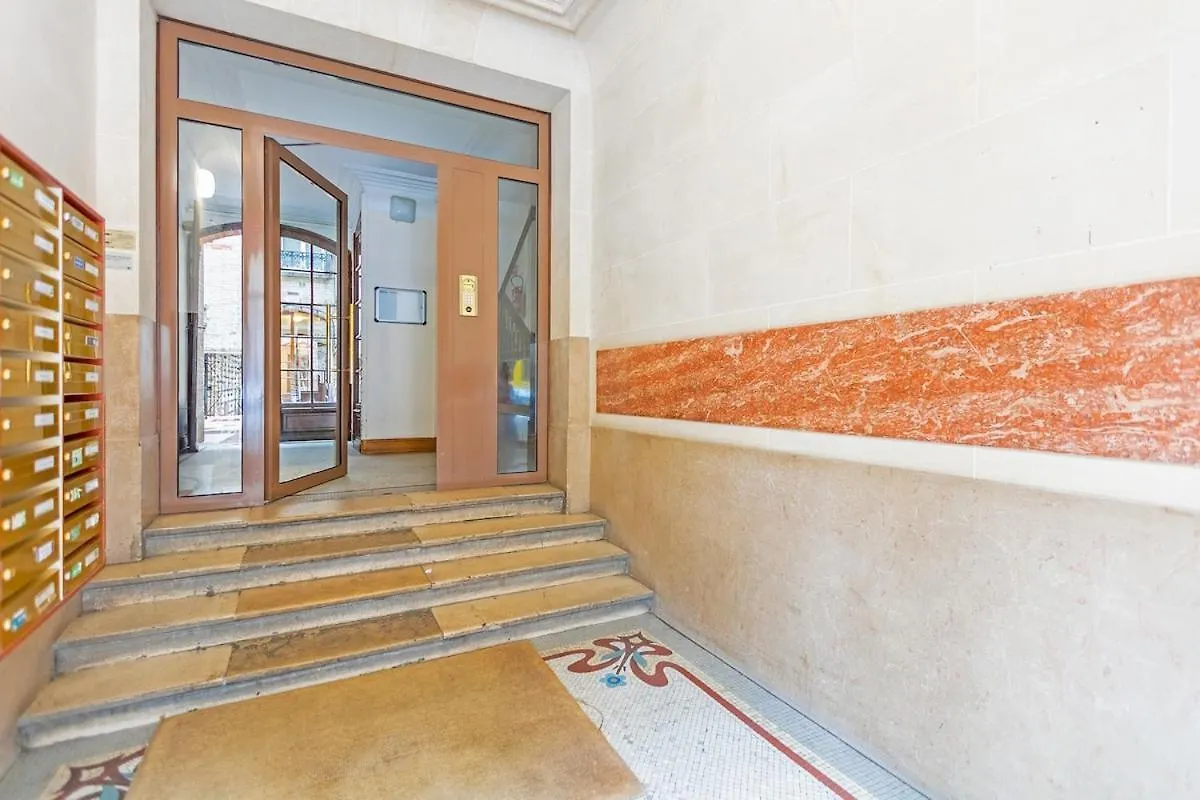 Refurbished Haussmannian Apartment París