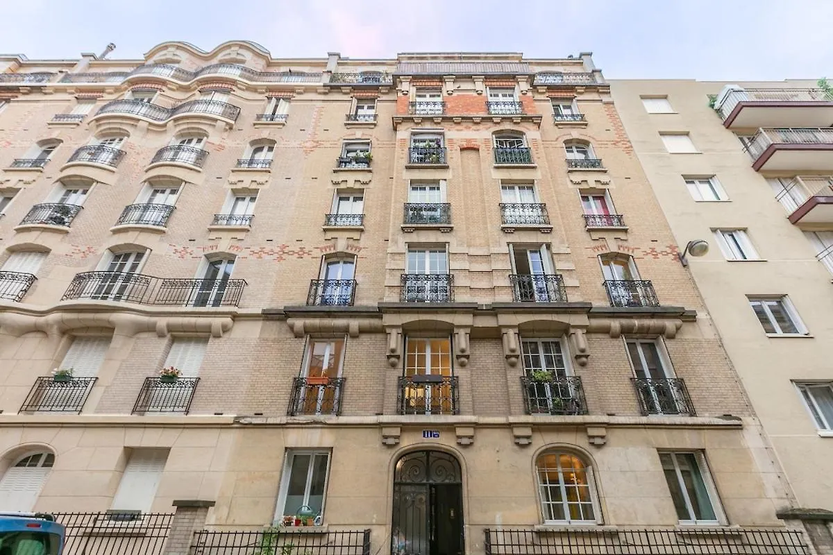 Refurbished Haussmannian Apartment París